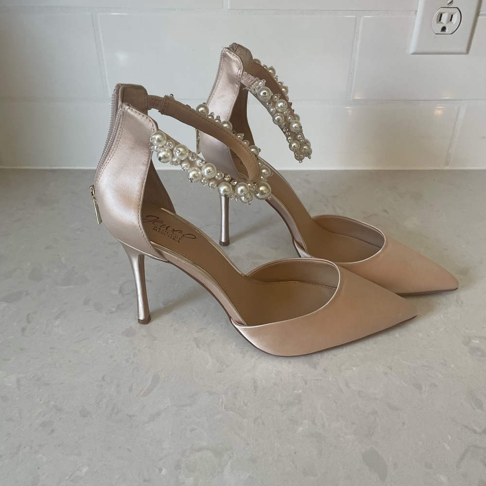 BRAND NEW Badgley Mischka jewel pump (champagne)